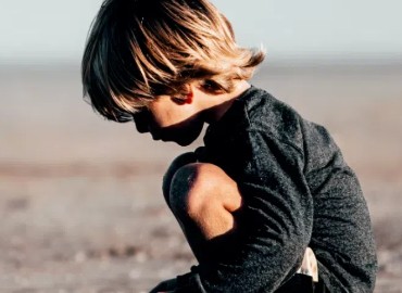 【案例分析】13岁男孩因父母离异，导致叛逆厌学，父母要这么教导孩子！