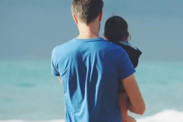 辅导孩子写作业到十一二点，妈妈疯狂的抽打自己，“人格虚弱”的父母，养不出有出息的