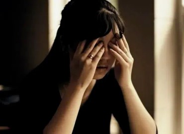 【案例分析】11岁女孩因为学校冷暴力，导致厌学抑郁，家长的错误教导只会加重病症！