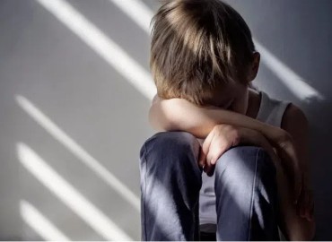 【案例分析】初二男孩因容貌自卑，不断否定自己，父母要如何引导？