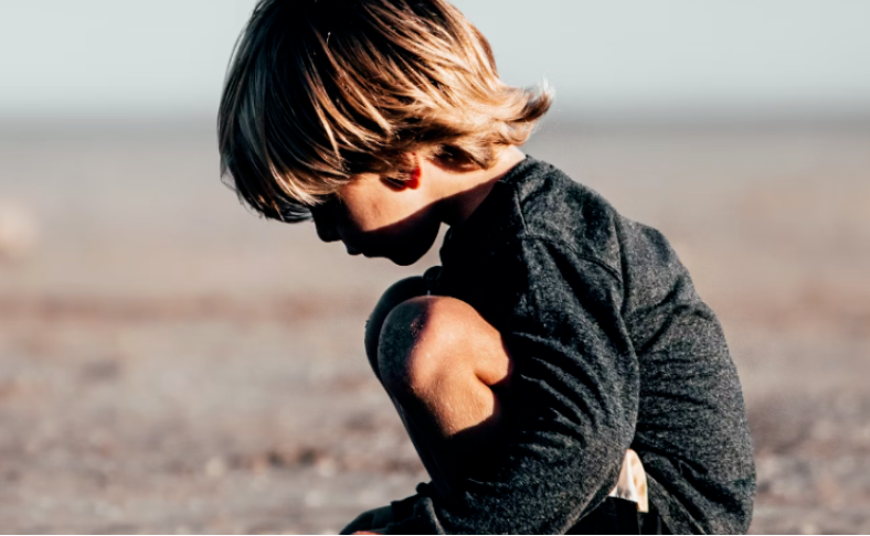 【案例分析】17岁女生因父母控制欲强，出现抑郁轻生现象，父母要如何引导？