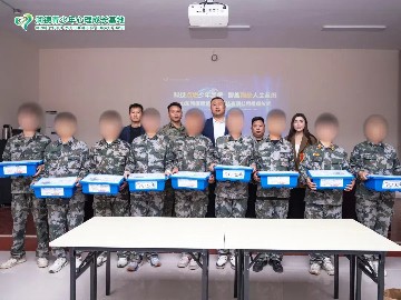 科技赋能 智援成长 | 山东鸿儒智慧教育科技为润德基地爱心捐赠机器人