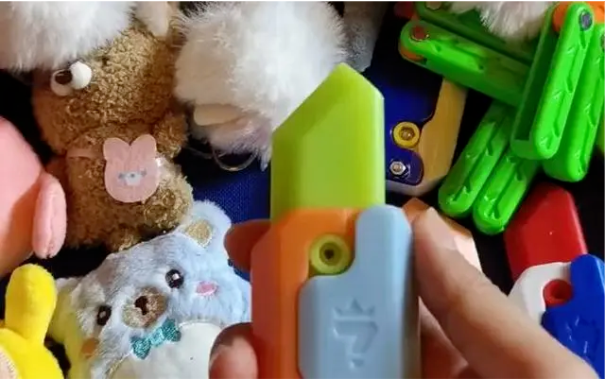 萝卜刀在校园盛行却被家长质疑危险，过度的保护只会养成温室里的花朵