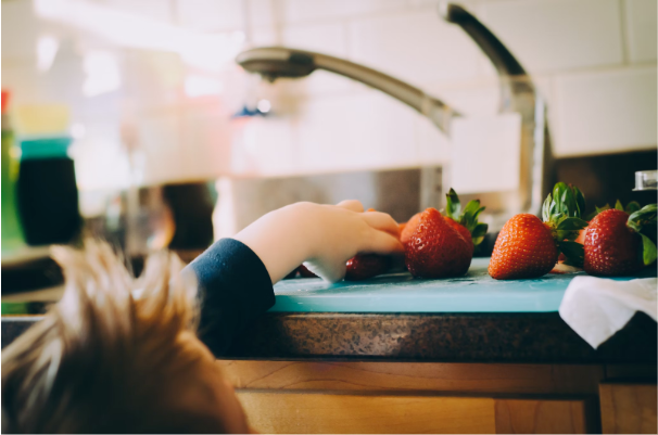 新时代“孔融让梨”让的只是形式，要让孩子明白行为背后的意义是什么