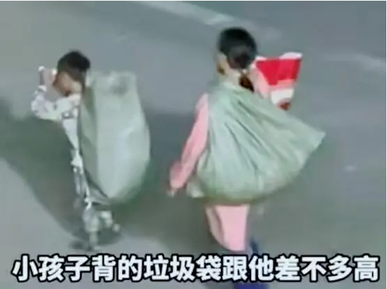 心酸又感动！母子深夜在街头捡废品，儿子却开心到“飞起”